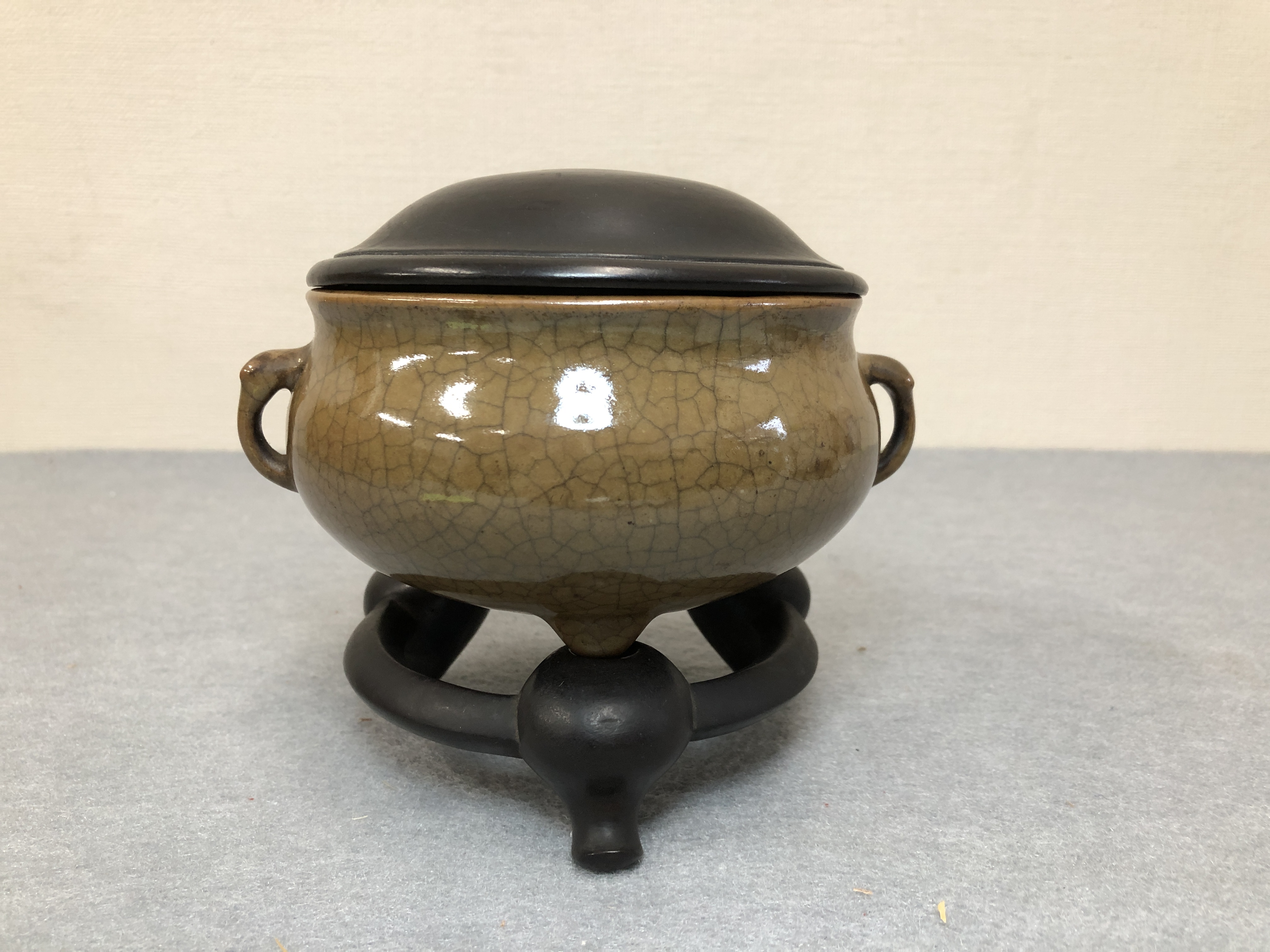 清代 哥窑三足香炉 