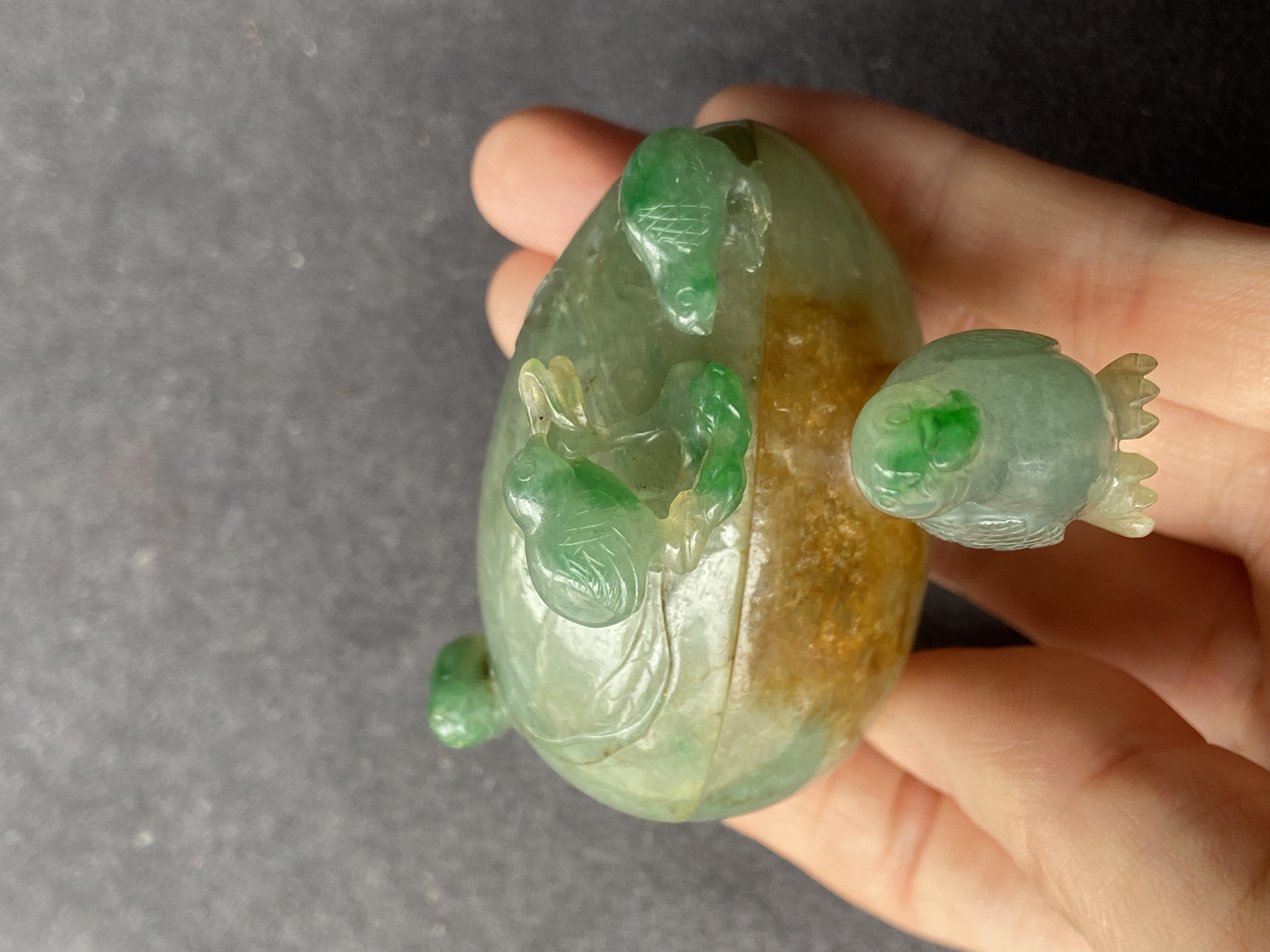 翡翠圆雕鸡纹盖盒