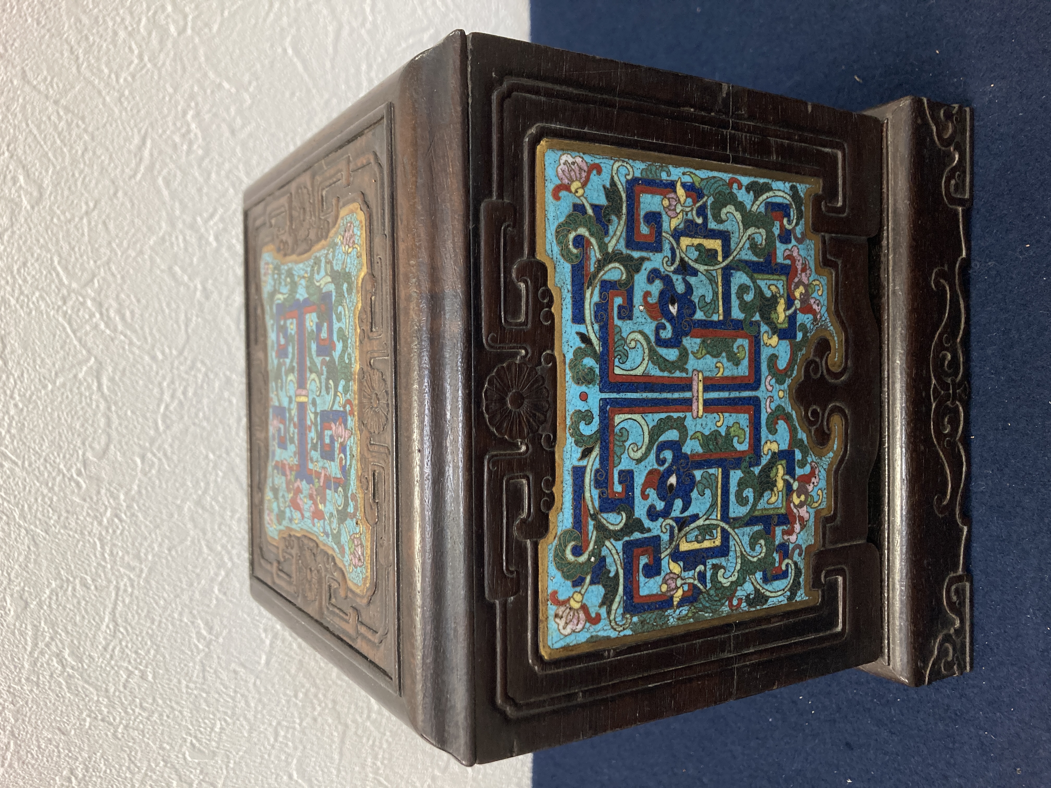 紫檀嵌掐絲琺瑯夔龍紋寶盒