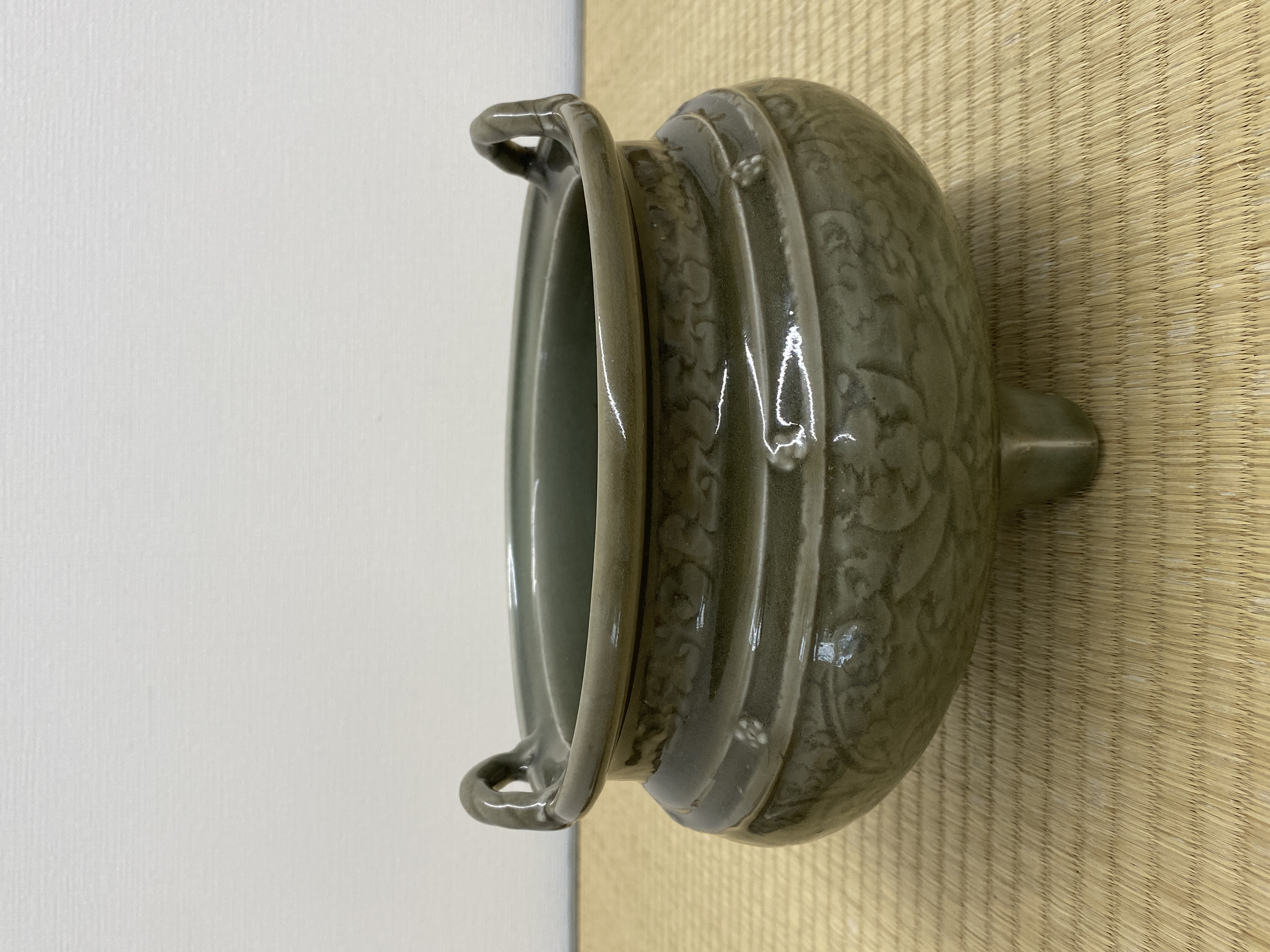 青瓷三足双耳炉