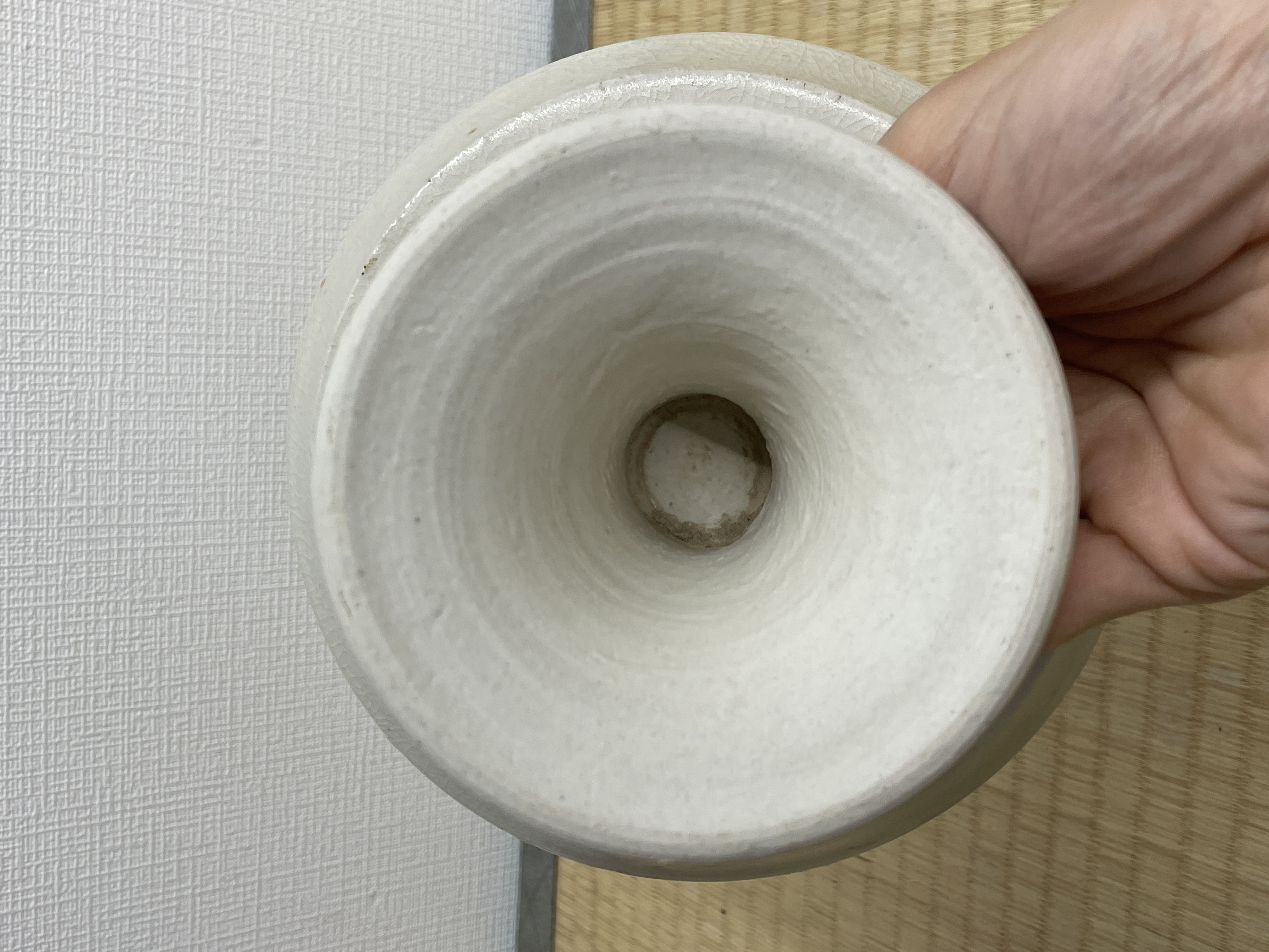 白瓷陰刻蓮紋高足盤