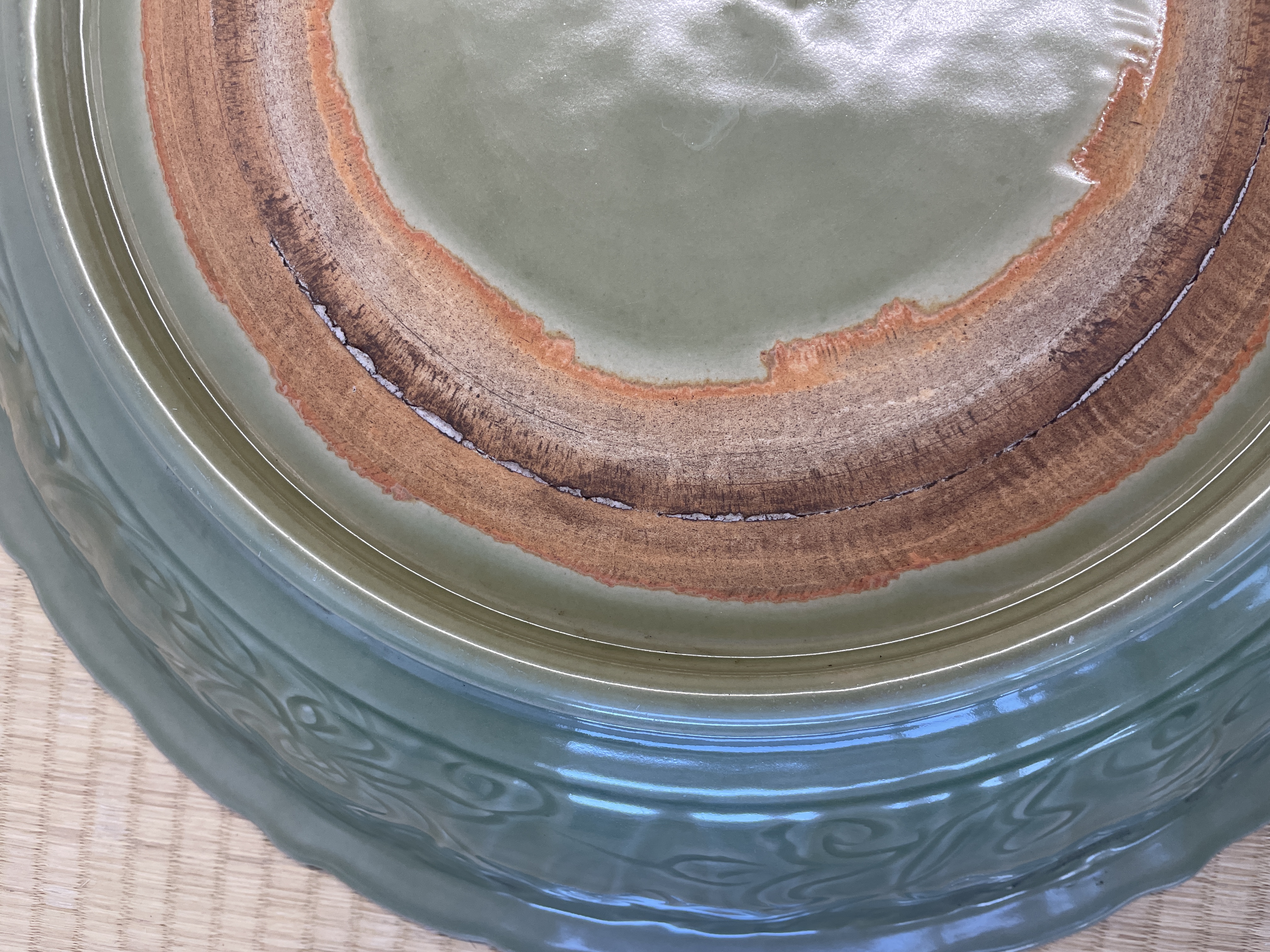 龍泉青瓷刻花蓮紋大盤